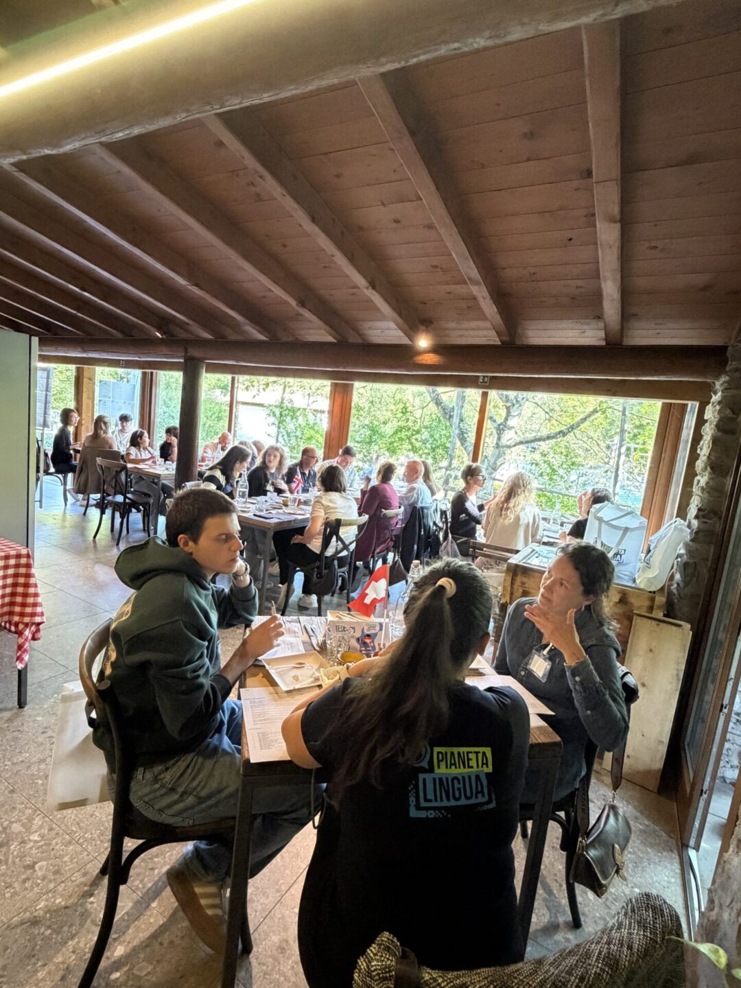 Tavoli di conversazione al Language Club di Meride
