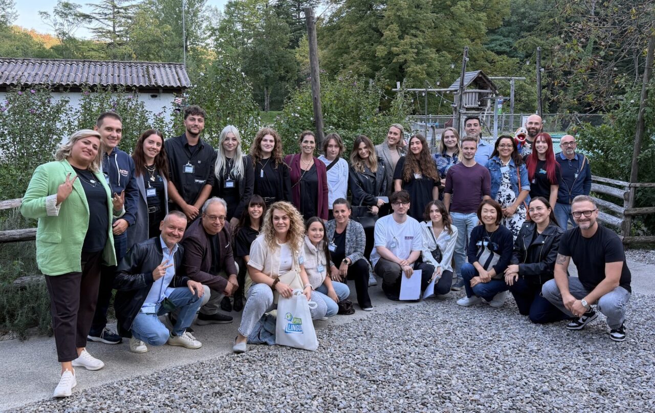 Foto di gruppo dei partecipanti al Language Club di Pianeta Lingua a Meride, all'aperto